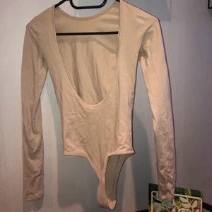 Body från NAKD - Beige body från NAKD med djup rygg. Storlek XXS men passar storlek XS också 