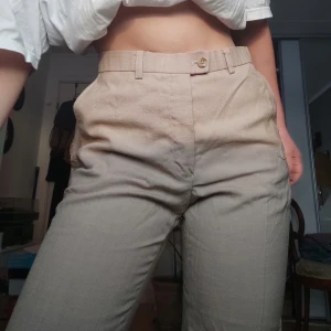 Beige kostymbyxor - Beige wide leg kostymbyxor! Står ingen storlek men passar mig som är 36/38, skickar gärna fler bilder 🤍 frakt tillkommer