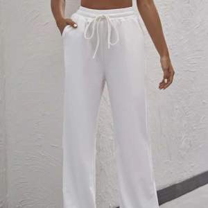 Vita mjukis byxor som är utsvängda, super snygga och sköna!  🤍