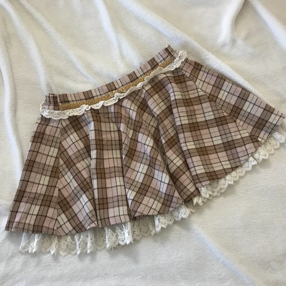 Söt kjol från Liz Lisa, imponerad från Japan. ✨ Säljer då den är för stor för mig, onesize men skulle säga att den passar en S-M, skickar gärna mått! 💕 I fint skick! Pris är ink. frakt! . Kjolar.