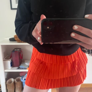 Kjol från Zara - Jättefin kjol ifrån Zara som är perfekt nu till våren/sommaren. Säljer pga att den är för kort för min del. Endast prövad. I storlek L, men passar för S/M då den är kort i längden. Köparen står för frakten💕