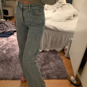 Raka ljusblå jeans ifrån monki i modellen Yoko. Använda en del men i bra skick! Köpta för 400 kr. Frakt tillkommer❣️ är 170 cm och de går ner till fötterna!