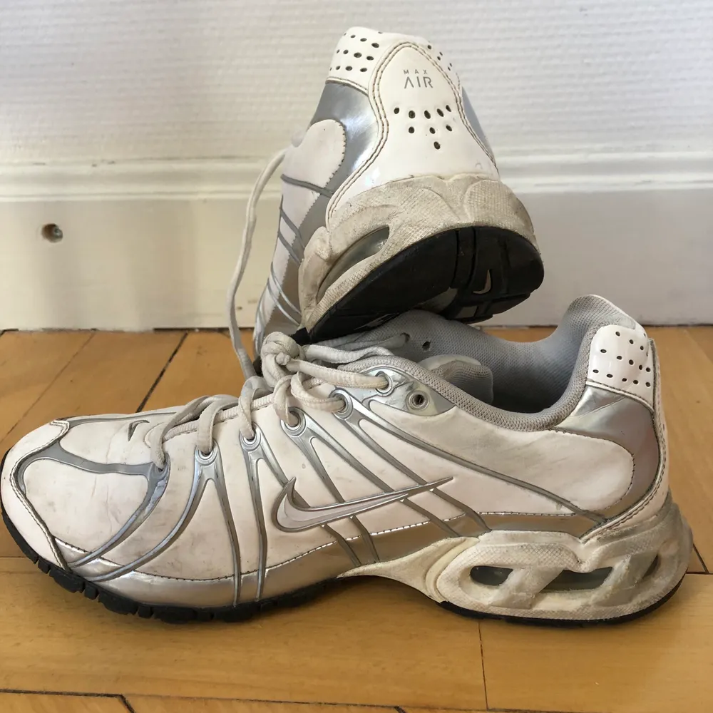 Säljer mina 90-tal Nike sneakers. Köpta begagnat. Bra skick, men kan rengöra dem extra inför försäljning✨  Frakt tillkommer. Accessoarer.