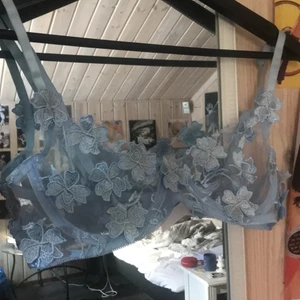 jätte fina sett - helt nya fina toppar med 3D blommor endast testat nån gång, finns även matchande trosor till som inte ens är testade så skriv privat för fler bilder🤝 bhn passar A-B kupa och trosorna passar XS-S