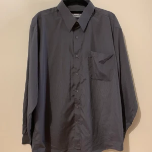 Herr skjorta i storlek m - Herr skjorta i storlek m, fin skick, finns hämta i Stockholm, kan även skicka via post