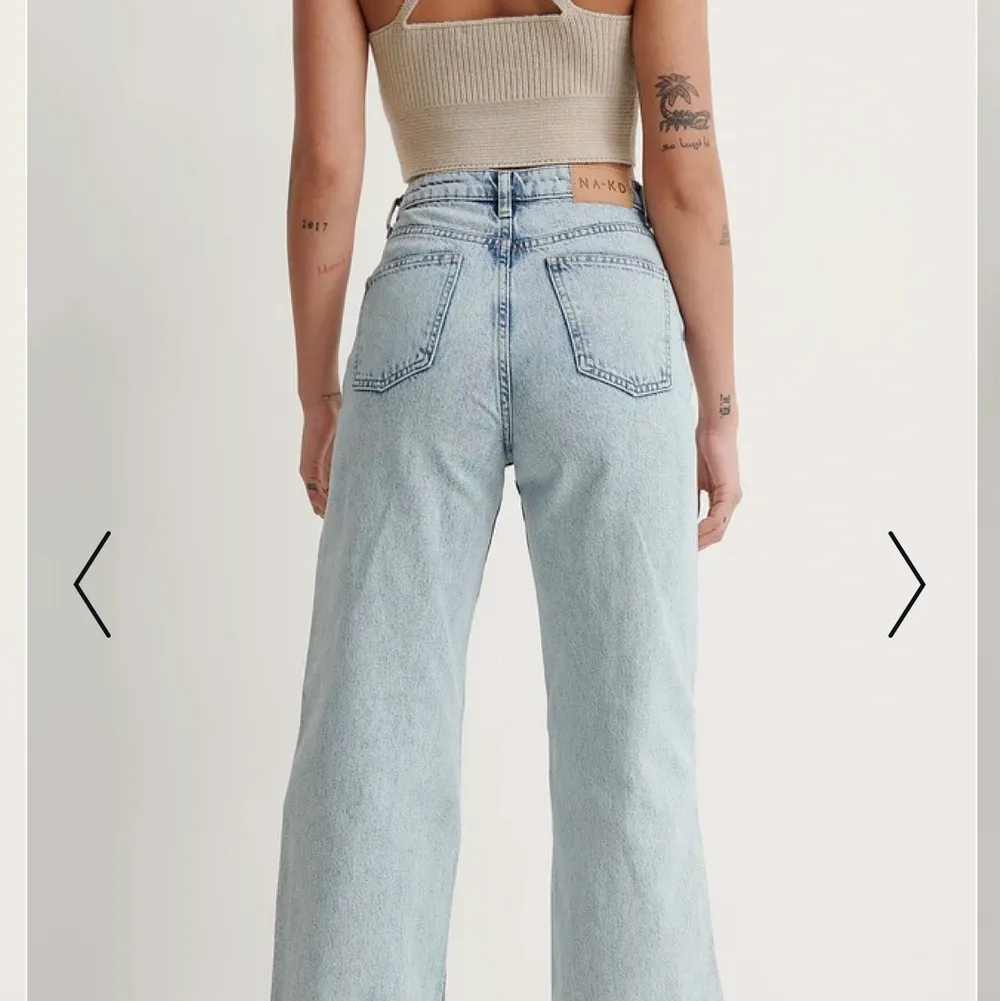 Säljer dessa fina byxor pga att det var lite för stora, helt oanvända i storlek 34. Original pris 349.. Jeans & Byxor.