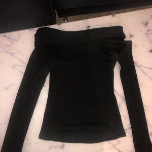 Axellös tröja  - Axellös tröja svart stickad, st S :)))))