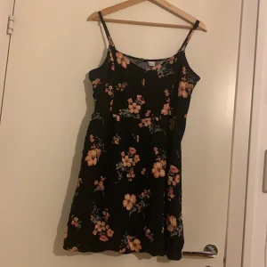 Blommig klänning - Söt blommig klänning från H&M med justerbara axelband 🥰 Endast använd vid ett tillfälle då den är för stor vid bysten för mig. Storlek 42-44 skulle jag tro! 💕