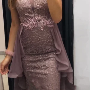 Balklänning/brudtärna - Säljer en helt ny klänning i färgen mauve/lila använd endast en gång. Jag är 175 och väger 60 kg, den passar mig perfekt. Det är en 34/36. Perfekt till bal och brudtärna. Tar för mycket plats här hemma så måste få bort.
