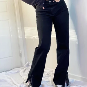 Raka jeans med slits - Raka jeans med slits från Ida Carlssons kollektion med Madlady. Så himla snygga verkligen men tyvärr för små för mig❤️ helt nya! dessa är i storlek W:36 L:33