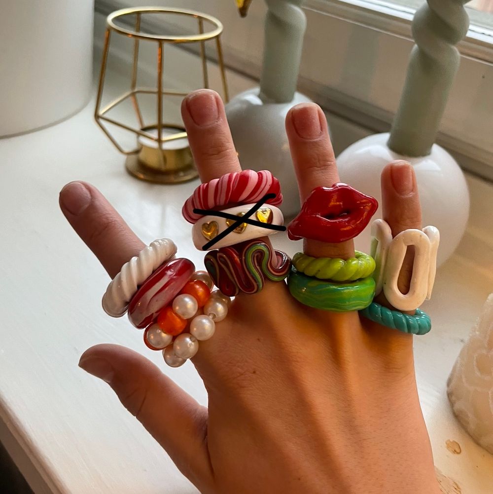 Superfina ringar som finns i alla olika designerđ Du kan Ă€ven skicka bilder till mig pĂ„ en design du vill ha.âșïž De ringarna som Ă€r gjorda i lera kostar 25kr, och 30kr med lack (alla pĂ„ bilden Ă€r lackade).đ Priset blir lĂ€gre desto fler ringar du bestĂ€llerâșïžđ FINNS I ALLA STORLEKAR!. Ăvrigt.