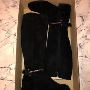 Urban Project stövlar  - Nästintill oanvända pga fel storlek. Nypris: 2000kr på scorett