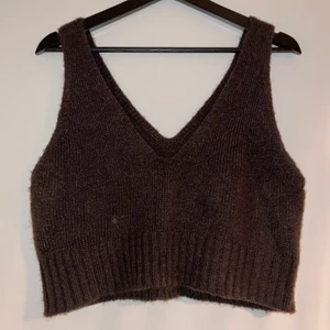 Knitted top  - Stickat linne från Gina Tricot, slutsålt på hemsidan! Aldrig använt, lappen är kvar🤎 BUDA privat!🧡