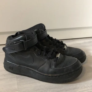 Nike AF-1 Mid - Nike Air Force 1 Mid. Använt men fint skick. Lite noppriga på vissa ställen. Storlek 37,5.