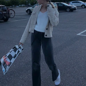 Beige skjortjacka - En så himla snygg, trendig skjortjacka, perfekt nu till våren/sommaren. Köptes förra sommarn/hösten, bra skick, som ny. Skriv för funderingar eller frågor, pris kan diskuteras vid SNABB affär 😌😌💗💞🤩🤩