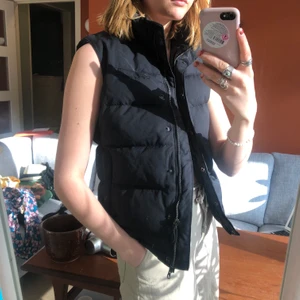 Svart väst stl S - Köpare står för frakt