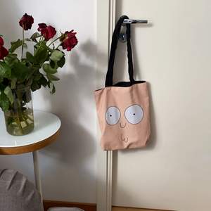 Tote Bag med tryck på Morty från Rick and Morty serien. 