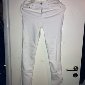 Helt nya vita jeans, passar i s eller m. Lite genomskinliga.