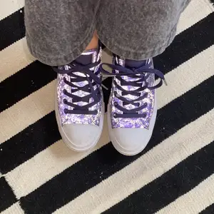 Låga lila converse med skit cool reflex! Storlek 40, använda 2 gånger bara. Köpare står för frakt🦋🦋