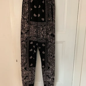  Coola mjukisbyxor från madlady!! - Väl använda men sitter som en smäck🍑 lite slitna i färgen bara 