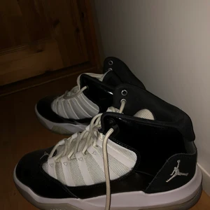 Jordan Max Aura - Säljer ett par Jordan skor i storlek 37.5. Köpte dom i sommars på zalando för 999kr, användes dom två första veckorna sen har dom bara stått på hyllan.  (Det ända som är smutsigt är skosnörena)