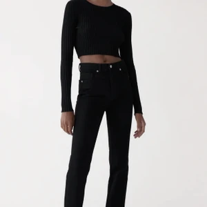 Svarta jeans med slits - Säljer mina sjukt snygga svarta jeans med slits!! De är köpta på zara för ungefär en månad sedan. Anledningen till att jag tyvärr måste sälja de är eftersom att dom aldrig kommer till användning, samt är lite små för mig. Dom dock är väldigt långa i benen och passar perfekt på mig som är 170 lång!! 🤩