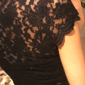 spetstopp - Superfin spetstopp från zara! Använt runt 2 gånger därav nyskick. Sitter ett svart underlinne i toppen som går att klippa av om man vill det! 