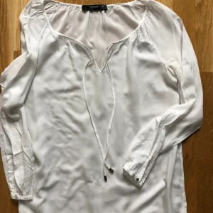 Superfin vårblus i nyskick🌻 -  •Storlek 34(Xs/S) •Knappt använd (ca 2 ggr), nyskick. Är tvättad. •Märke: Hallhuber. Köpte i Tyskland för 60 euro •Lätt och tunt material. Mycket bra kvalité. •Passar utmärkt till vår/sommar •Pris: 85 kr 📬Kan skickas mot fraktkostnad 🚫Djurfritt och rökfritt hem 📍Kan mötes upp i Mölnlycke