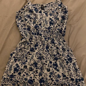 Mönstrad kort jumpsuit  - Säljer denna fina byxdress eller jumpsuit. Den är i jättebra skick, använd fåtal gånger. Inga fläckar eller hål. Den har justerbara band och risår i midjan. Jag är 166 och den sitter lite kort på mig för min smak. 