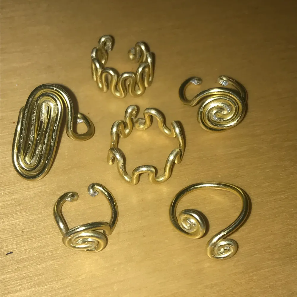 Handgjorda ringar! De är justerbara och gjorda i aluminium (rostar ej). 12kr frakt, fri frakt vid köp av 3 eller fler, 40-60kr st!💖 har likadana i silver på min sida!. Accessoarer.
