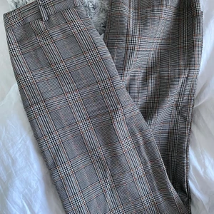 Kostymbyxor från zara  - Kostymbyxor från zara, raka i modellen! Sitter superskönt och har lite tjockare material jämfört med en del andra tunna kostymbyxor, vilket jag personligen tycker är superskönt!🤗 sparsamt använda! Priset är exklusive frakt kan annars mötas upp i Lund☀️🤍