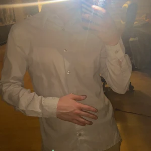 Skjorta  - En skjorta som både passar till killar och tjejer. I materialet är den skönt tyg. Den är liten i storleken så jag kan säga att den är stkl xs, s 