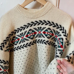 100% Ull stickad tröja svensktillverkad - Superfin tröja i 100 % ull tillverkad i Sverige. Varm och ordentlig. Storleken är herr medium men passar de flesta beroende på hur man vill att den ska sitta! 📦 Frakt tillkommer på 66kr 📦 Hör av dig vid fler frågor!💗