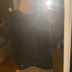 Tröja  - En mörkgrå tröja från Hm 