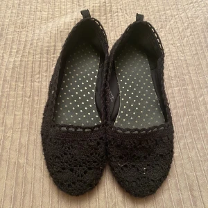 Snygga balerinor  - Såå snygga ballerinor i svart med spets i fint skick. Storlek 35! Köparen står för frakt 