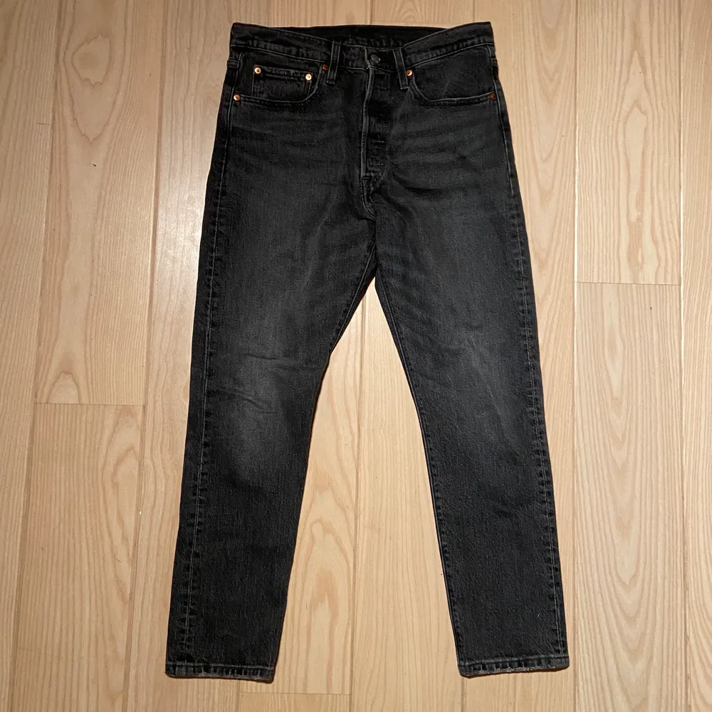 Gråa Levis 501 S Jeans i fint skick. Har knappt använt dem då de är för korta för mig som är 172cm. Frakt tillkommer🌸. Jeans & Byxor.