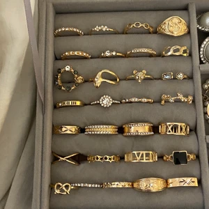 Jättefina ringar - Jättefina ringar i olika storlekar! Skriv privat för mer info och mer bilder💕 frakt tillkommer står köparen för 12kr. En styck för 20-50 beror på vilken, ta bild och ringa in vilken du vill ha😊