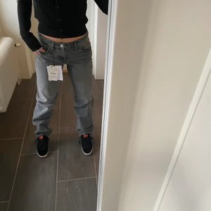Lågmidjade gråa Zara jeans  - Säljer dessa populära gråa lågmidjade Zara jeans. Jag är 165cm och dessa är långa på mig!❤️