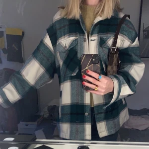 Rutig mörkgrön jacka Zara - Den otroligt populära zara jackan! Slut i butik! Använt ett par gånger men ser ändå ut som när den köptes! Fläckfri & inga hål!! Säljer eftersom jag köpt en liknande ny jacka!