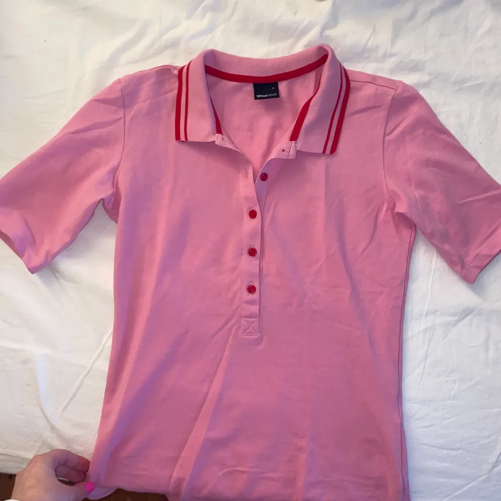 ♥️ Rosa-röd T-shirt med krage från Ginatricot. Aldrig använt, endast provat. Skön material. Frakt tillkommer. ♥️. T-shirts.