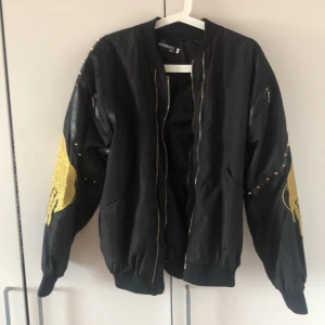 En bomber jacka - En bomber jacka med vingar och nitar, jättefin design .