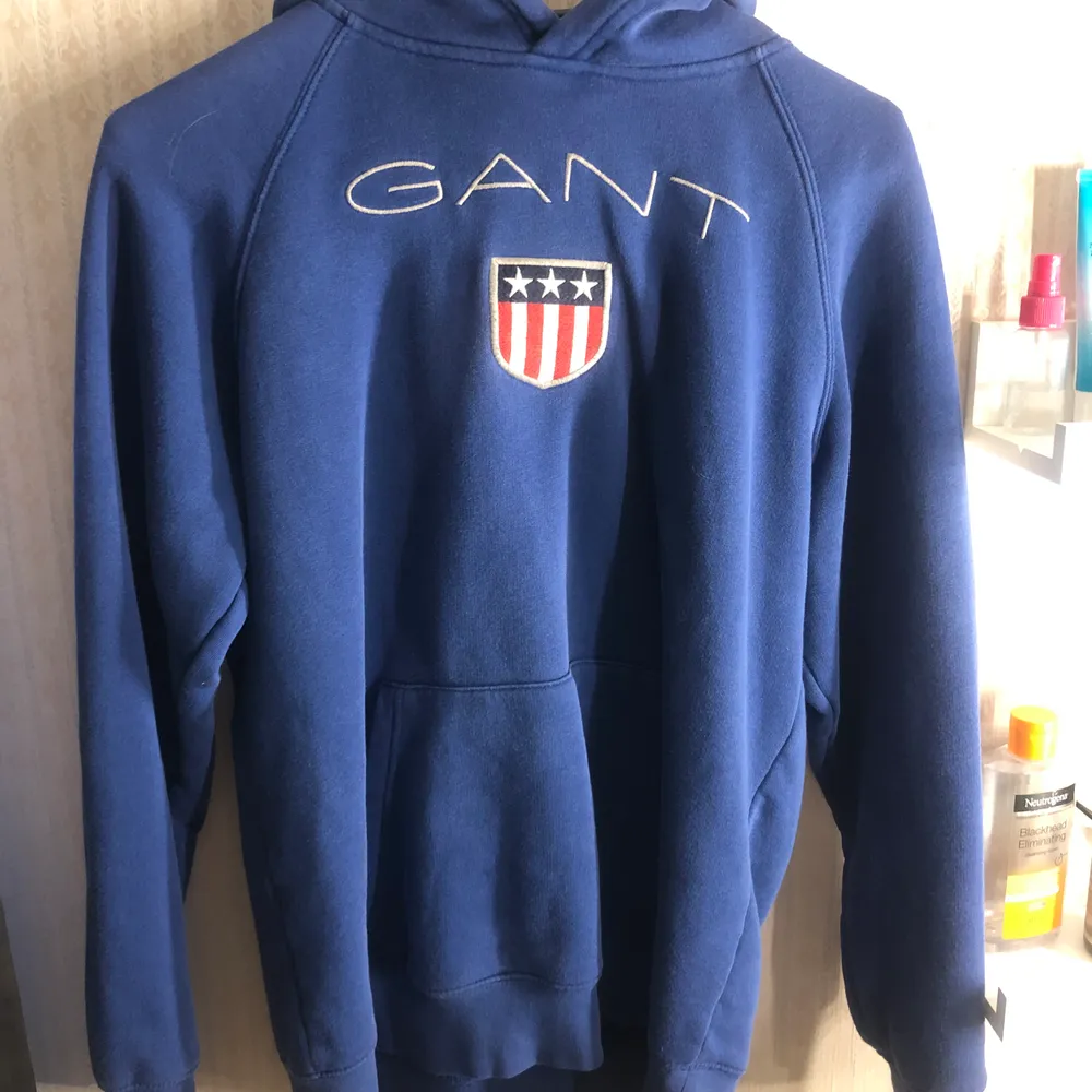 En jätte fin Gant hoodie i superbra skick, den är i en ganska ljus blå färg. Storlek 170, eller Small.. Övrigt.