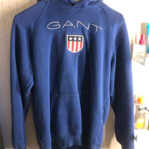 En jätte fin Gant hoodie i superbra skick, den är i en ganska ljus blå färg. Storlek 170, eller Small.