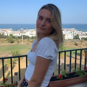 Söt topp - Säljer denna supersöta topp då den nu är för liten. Toppen är använd men i bra skick 💗💗💗 Köparen står för frakten.