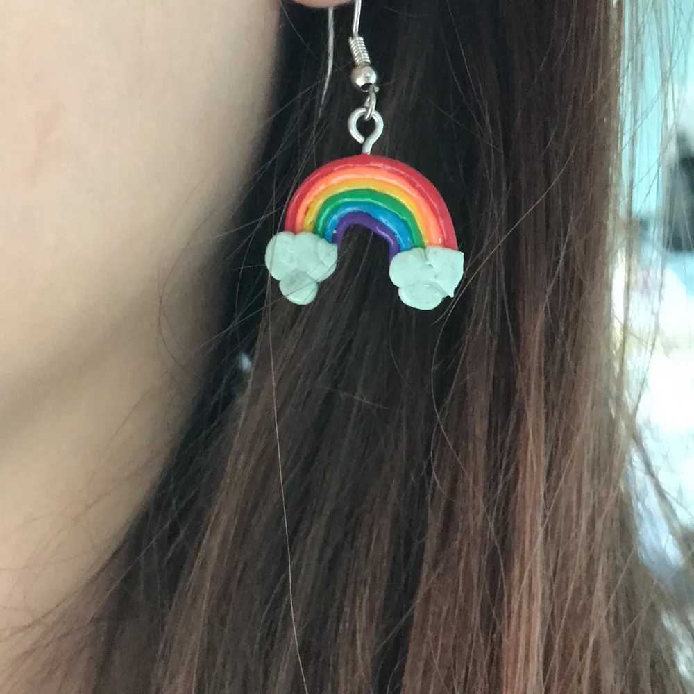 Ett par örhängen med regnbågens färger!                                                                 Finns i lager. Accessoarer.