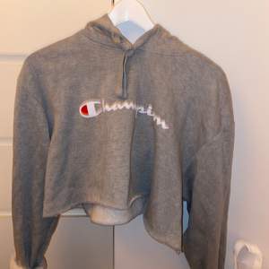Säljer min gråa croppad hoodie från Champion som är klippt! I storlek XXL men sitter som S-M. 