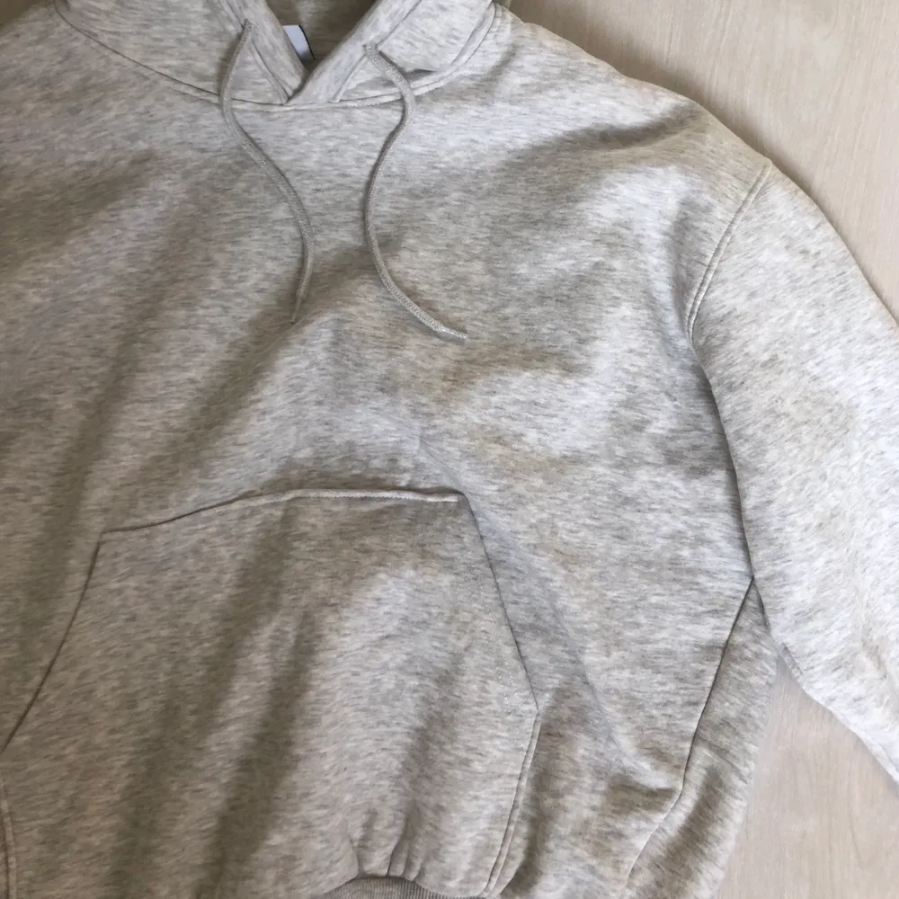 Jättefin ljusgrå oversized Hoodie ifrån weekday. Säljer då den inte kommer till användning, använd vid 2 tillfällen så den är som ny! Den är väldigt oversized så jag skulle säga att den passar de flesta storlekar beroende på hur man vill att den sitter!❤️. Hupparit & Collegepaidat.