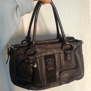 guess väska - SUPERFIN brun guess väska köpt secondhand! kommer tyvärr inte till användning hos mig men absolut ÄLSKAR den🥺🥺✨ man ser att den är använd och den har en del slitningar, skriv på pm för fler bilder💞😌