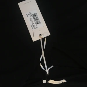 Svart tröja - Köpt från Cappuccini, storlek S, orginalpris är 399kr, helt oanvänd, snygga detaljer på ärmarna, skönt och lätt material, V-formad krage, snygga knappar på handleden och är helsvart på ryggen!!