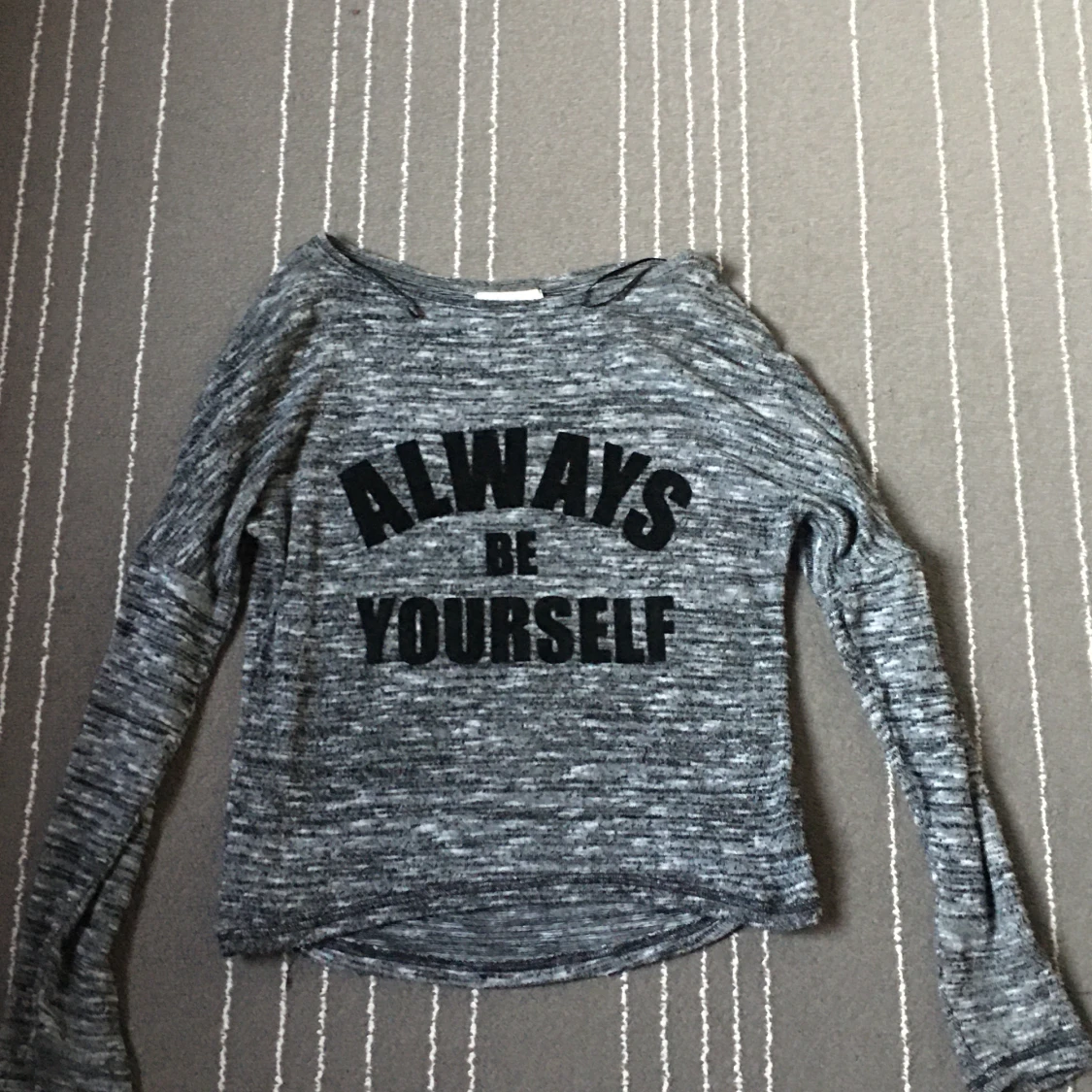 Grå långärmad tröja